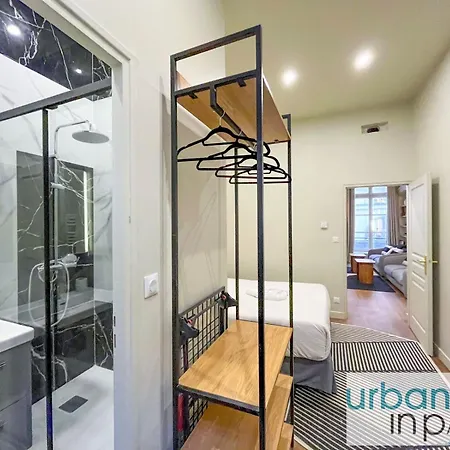 Apartment Urban Flat 188 - Stunning 4 Bedroom Flat In *